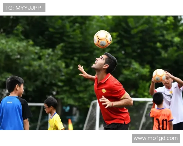 足球明星精彩带球瞬间集锦展现足球魅力与技巧的完美结合